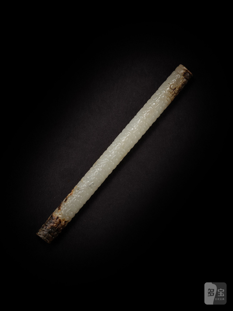 明或更早　玉勾連雲紋棒狀飾 | A JADE CYLINDRICAL ORNAMENT - 图1